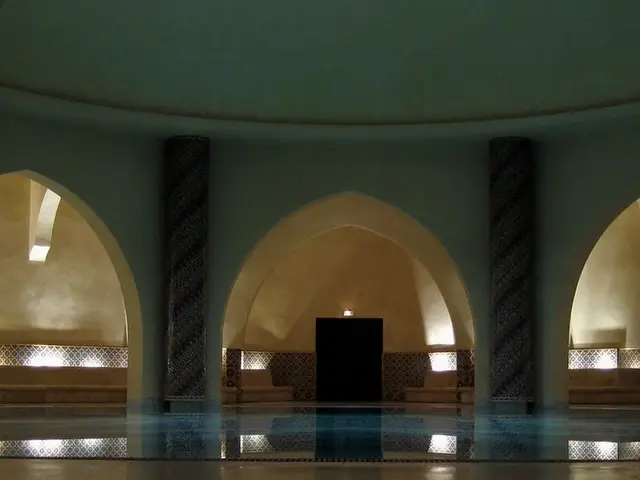 Kemerli nişleri ve havuzuyla loş hamam salonu — İncirli, Masaj Salonun
